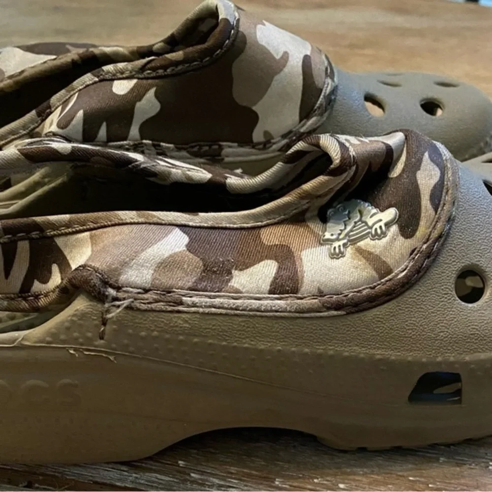 CROCS Tan and Camo Men’s 1 Women’s 3 Material Slingback Shoe.‎